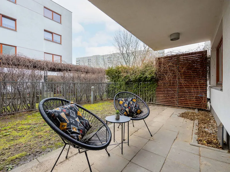 Jasny Apartament z Ogrodem | Parking i Miejsce do Pracy – zdjęcie 3