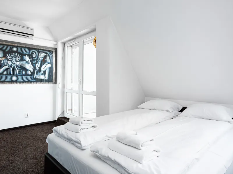 Zweistöckiges Apartment | Klimaanlage, Parkplatz und Terrasse – Foto 4