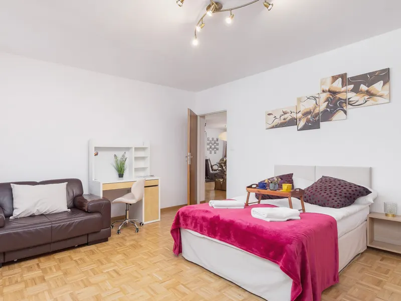 Geräumige Wohnung | Zwei Schlafzimmer, Parkplatz, Arbeitsraum – Foto 2
