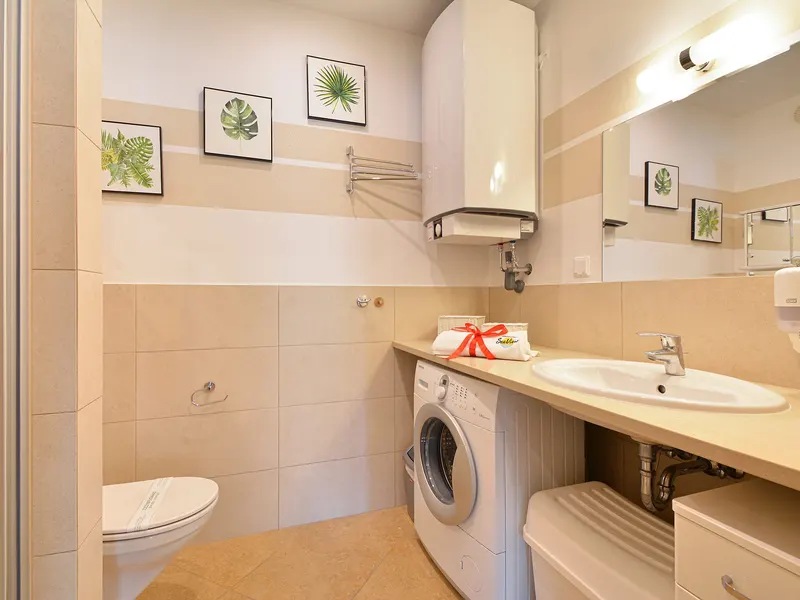 Jasny Apartament z Tarasem | 2 Minuty do Plaży i Parking – zdjęcie 5