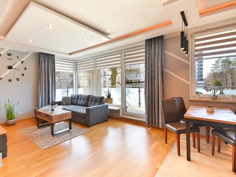 Jasny Apartament z Tarasem | 2 Minuty do Plaży i Parking – zdjęcie 1