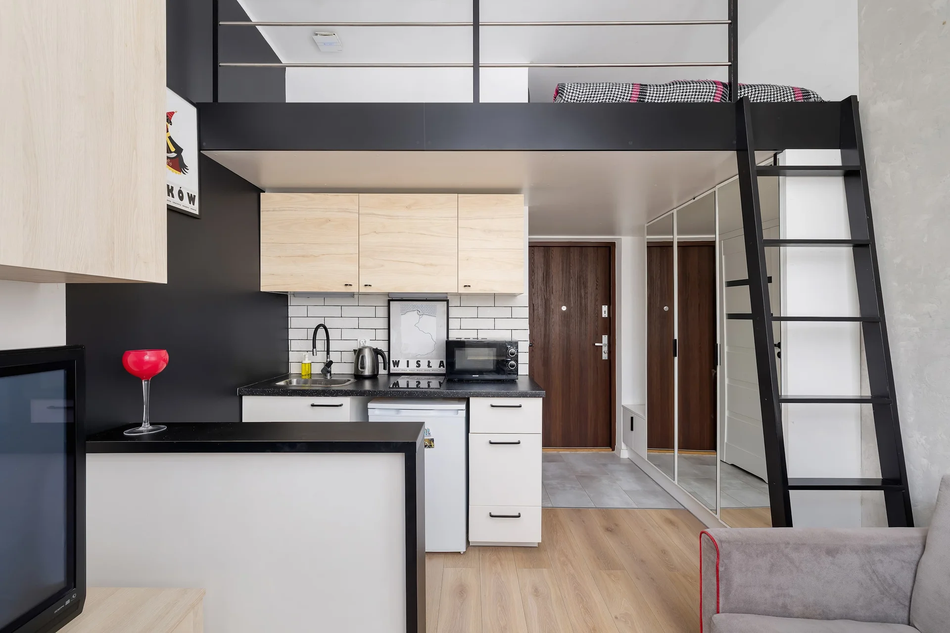 A high interior with a mezzanine that makes optimal use of space and gives the apartment a unique character.