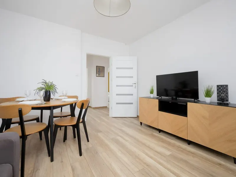 Functional Apartment | Balcony, Close to Airport, Place to Work – photo 3