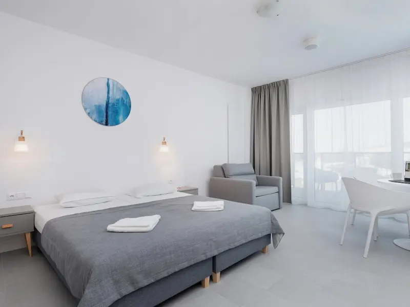 Comfortable Studio at the Beach | Balcony and Parking – photo 1