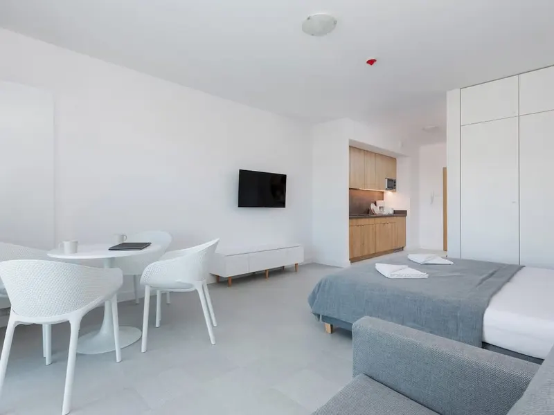 Comfortable Studio at the Beach | Balcony and Parking – photo 2