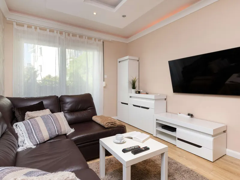 Rodzinny Apartament | Ogródek, Dwa Parkingi, Miejsce do Pracy – zdjęcie 2