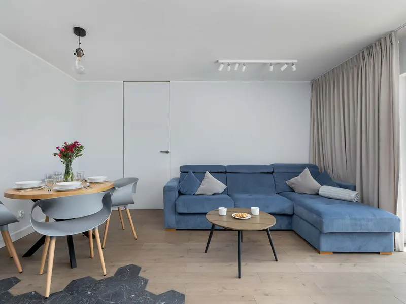 Stylowy Apartament z Balkonem | Parking, Blisko Plaży – zdjęcie 1