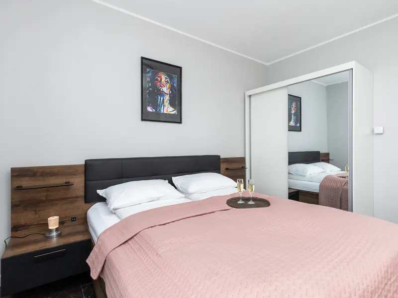 Stylowy Apartament z Klimatyzacją | 350 m do Plaży, Parking – zdjęcie 1