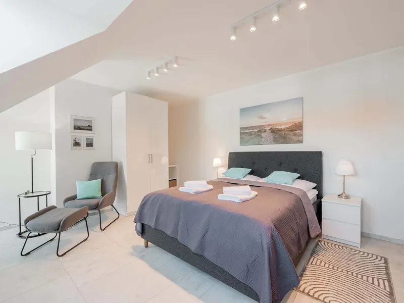 Sonnige Wohnung mit Hochparterre | Parkplatz, Balkon und 500 m zum Strand – Foto 2