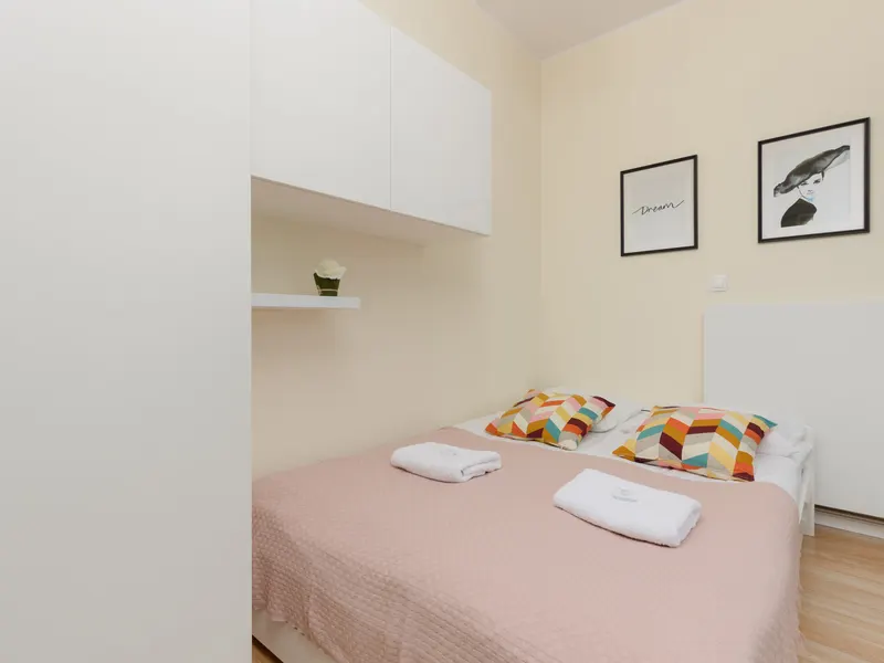 Stylish Apartment | Balcony, Air Conditioning, Close to Center – photo 2