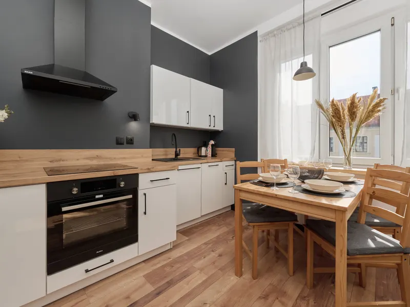 Stylowy Apartament we Wrocławiu | Balkon i Miejsce do Pracy – zdjęcie 3