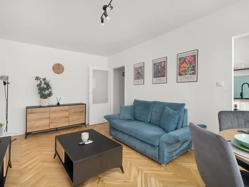 Traditional Apartment with Balcony | Close to the Park – photo 1