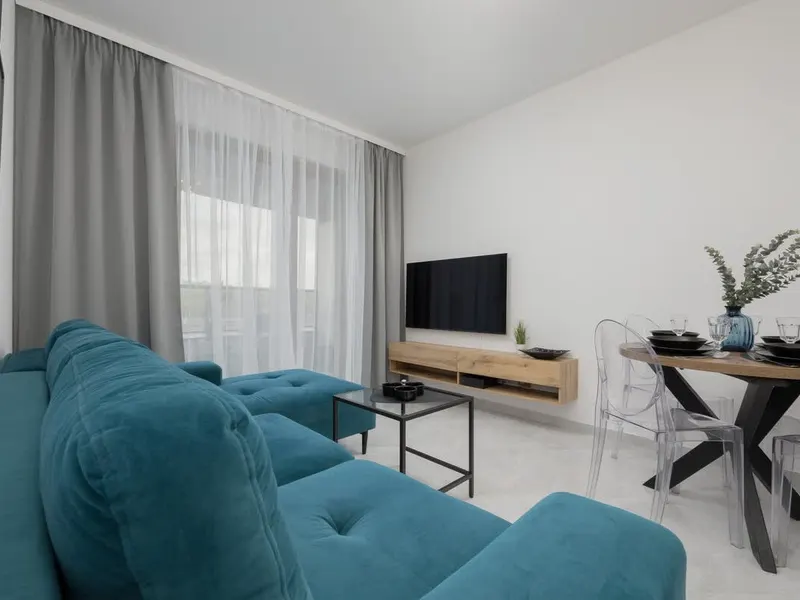 Spacious Apartment | Parking and Workspace – photo 3