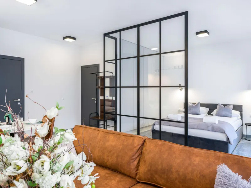 Stylish Apartment with Balcony | Close to Old Market and Parking – photo 1
