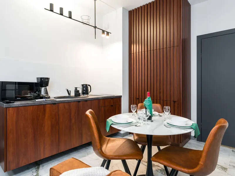 Stylish Apartment with Balcony | Close to Old Market and Parking – photo 4