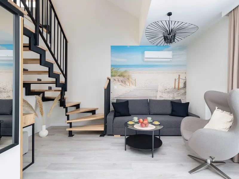 Piętrowy Apartament z Balkonem | 270 m do Plaży, Parking – zdjęcie 1