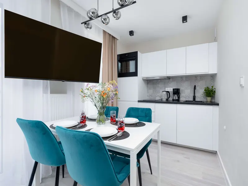 Piętrowy Apartament z Balkonem | 270 m do Plaży, Parking – zdjęcie 3
