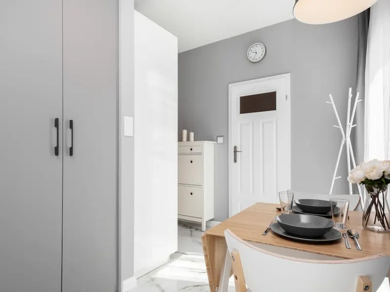 Helles Studio im Zentrum | Arbeitsraum und Balkon – Foto 4