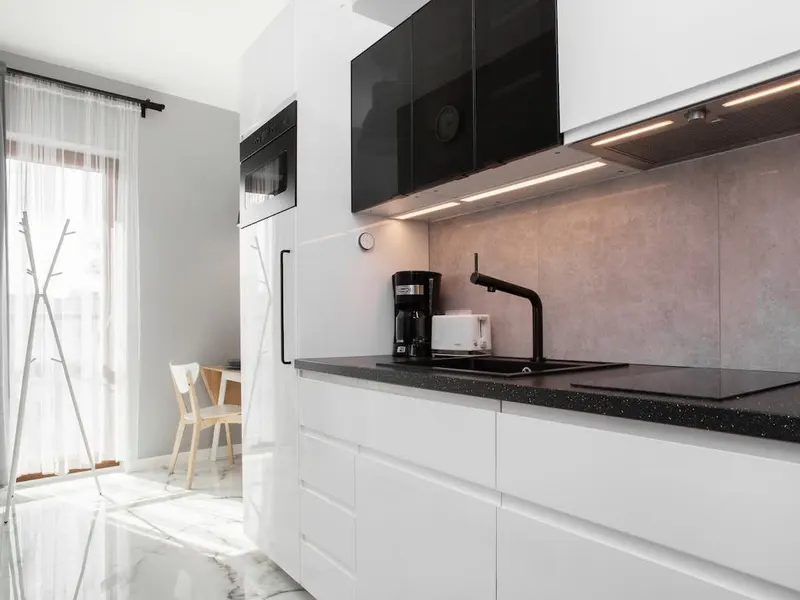 Helles Studio im Zentrum | Arbeitsraum und Balkon – Foto 2