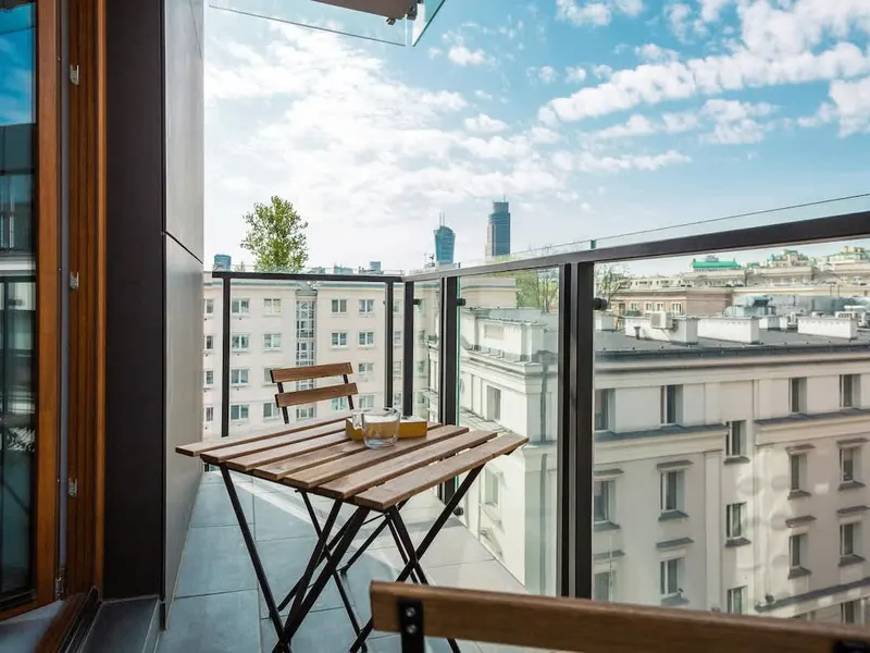 Helles Studio im Zentrum | Arbeitsraum und Balkon – Foto 3