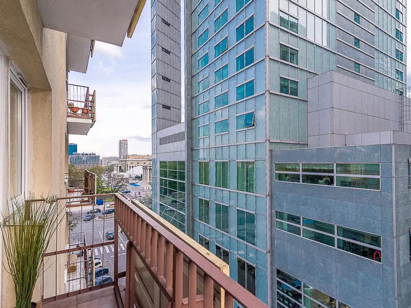 Helles Appartement mit Balkon | In der Nähe des Kulturpalasts – Foto 5