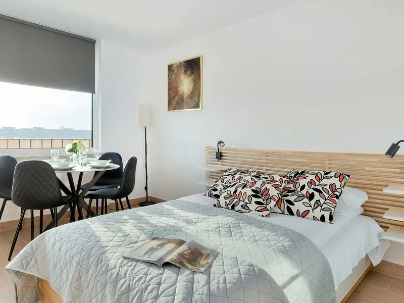 Stilvolles Studio mit Balkon | 14 Gehminuten zum Strand – Foto 1