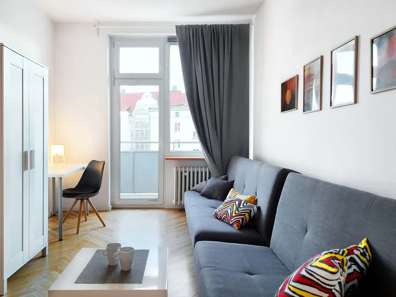 Jasny Apartament z Balkonem | Miejsce do Pracy – zdjęcie 1
