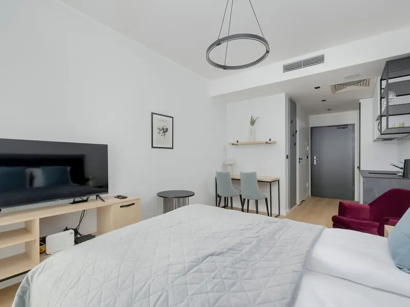 Nowoczesne Studio w Centrum | Balkon i Miejsce do Pracy – zdjęcie 4