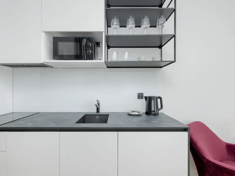Nowoczesne Studio w Centrum | Balkon i Miejsce do Pracy – zdjęcie 2