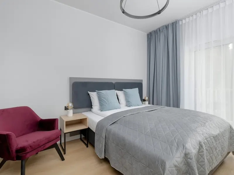 Nowoczesne Studio w Centrum | Balkon i Miejsce do Pracy – zdjęcie 1