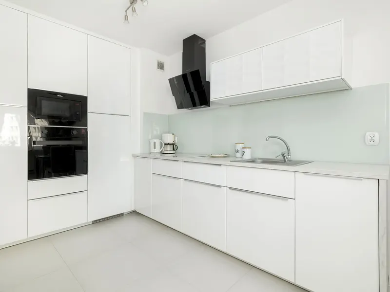 Modernes Apartment mit Balkon | Nähe zum Strand und Hafen – Foto 3