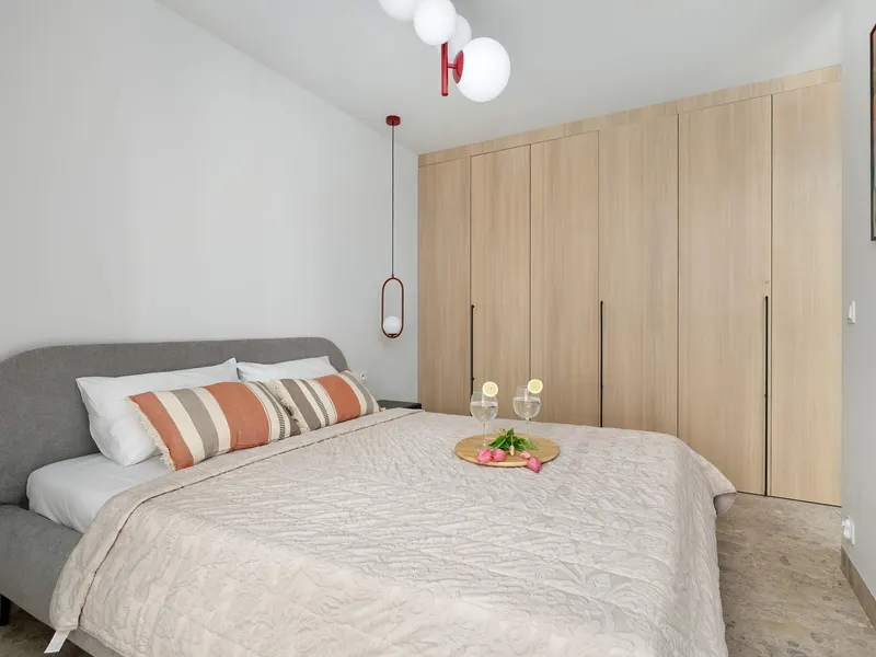 Geschmackvolle Wohnung | Parkplatz, Balkon und Pool – Foto 2
