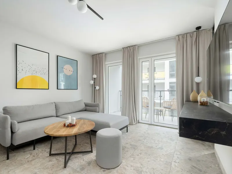 Geschmackvolle Wohnung | Parkplatz, Balkon und Pool – Foto 1