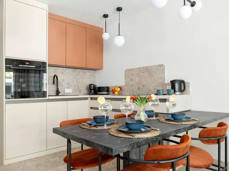 Geschmackvolle Wohnung | Parkplatz, Balkon und Pool – Foto 3
