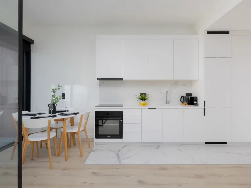 Nowoczesne Studio | Balkon, Klimatyzacja i Siłownia – zdjęcie 3