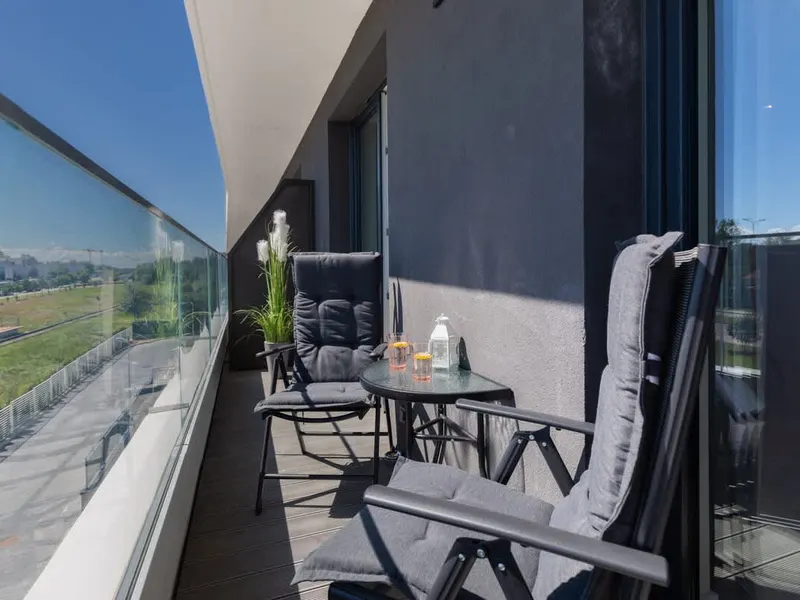 Stylowy Apartament z Dwoma Sypialniami | Dwa Balkony i Siłownia – zdjęcie 2