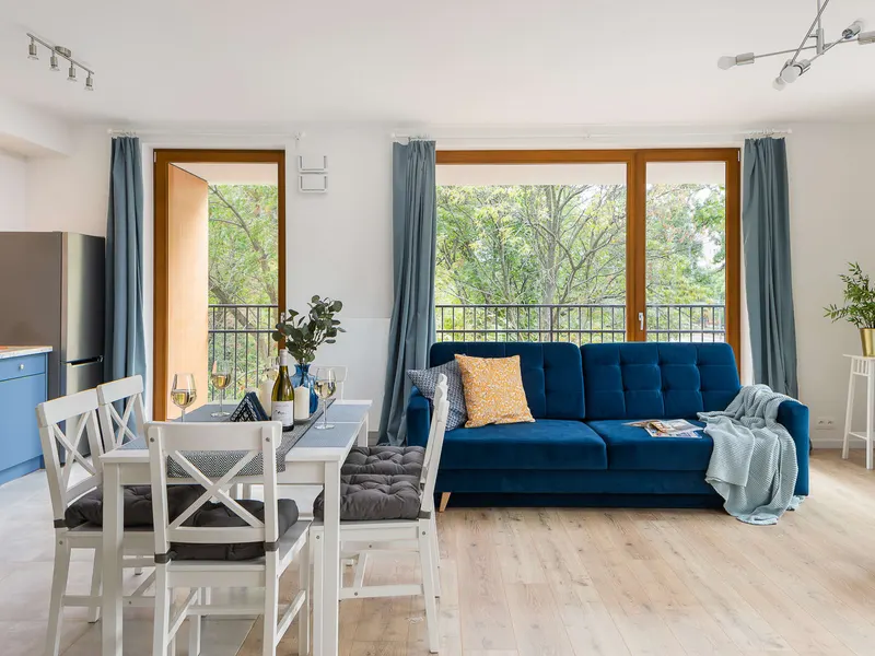 Przestronny Apartament | Blisko Metra, Balkon – zdjęcie 1