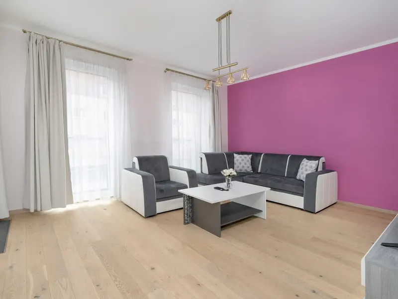 Elegant Apartment | Balcony, Parking, Close to Market Square – photo 2