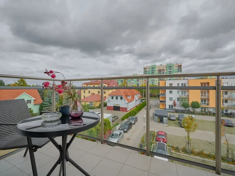 Funkcjonalne Studio we Wrocławiu | Balkon i Miejsce do Pracy – zdjęcie 2
