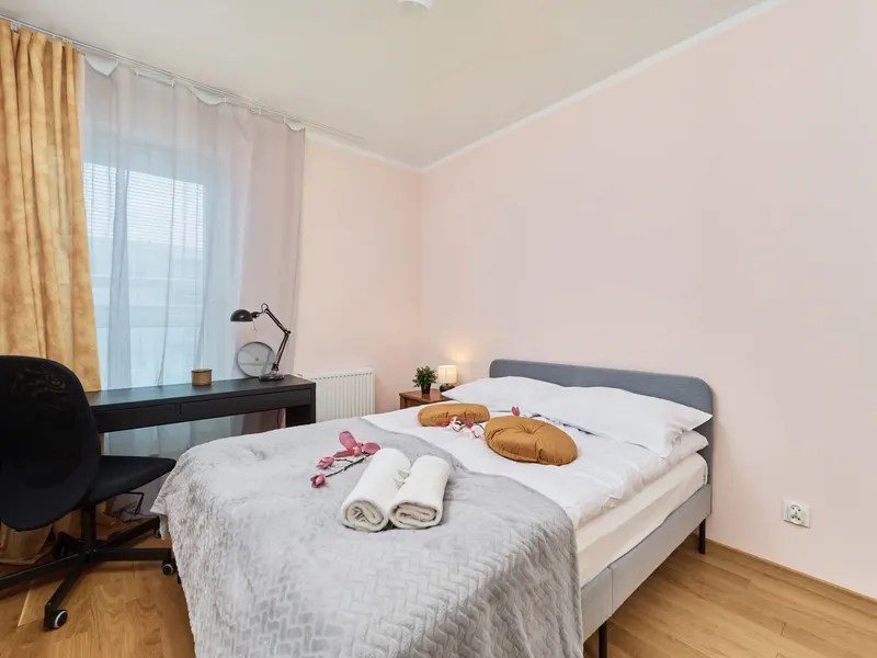 Przestronny Apartament | Balkon, Parking, Miejsce do Pracy – zdjęcie 1