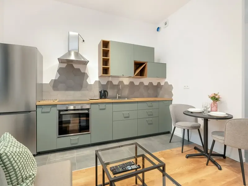 Helles Studio mit Balkon | Parkplatz in Garagenhalle – Foto 3