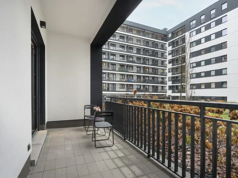 Helles Studio mit Balkon | Parkplatz in Garagenhalle – Foto 4