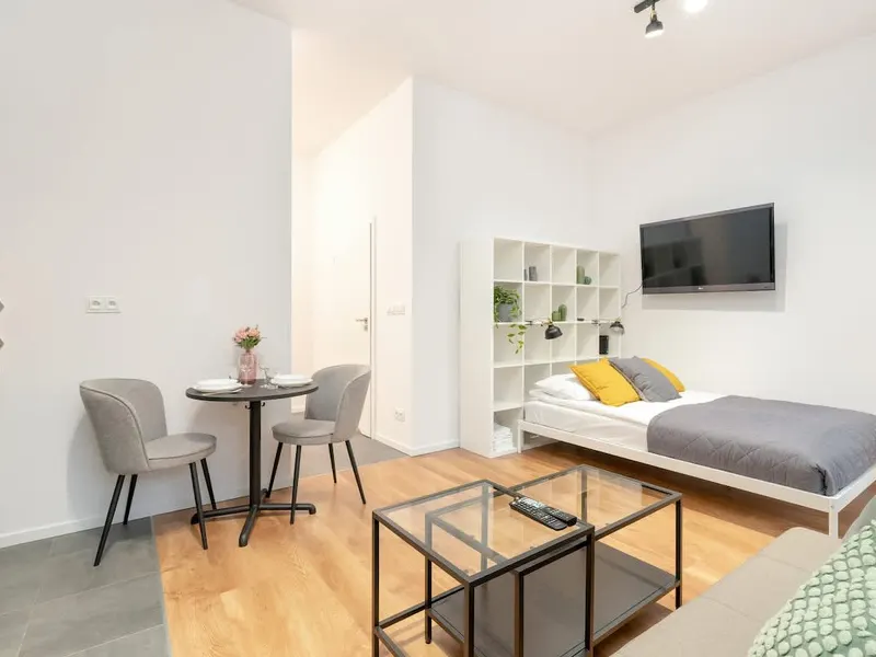 Helles Studio mit Balkon | Parkplatz in Garagenhalle – Foto 1