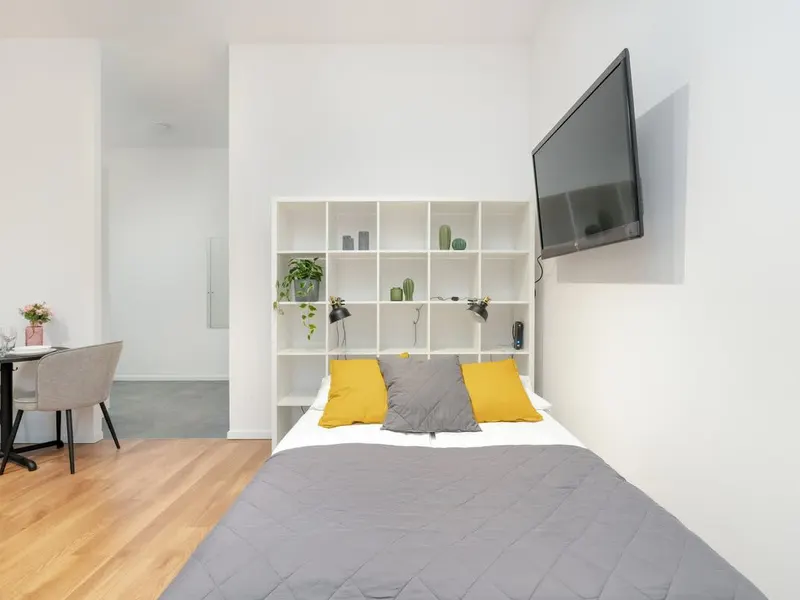 Helles Studio mit Balkon | Parkplatz in Garagenhalle – Foto 2