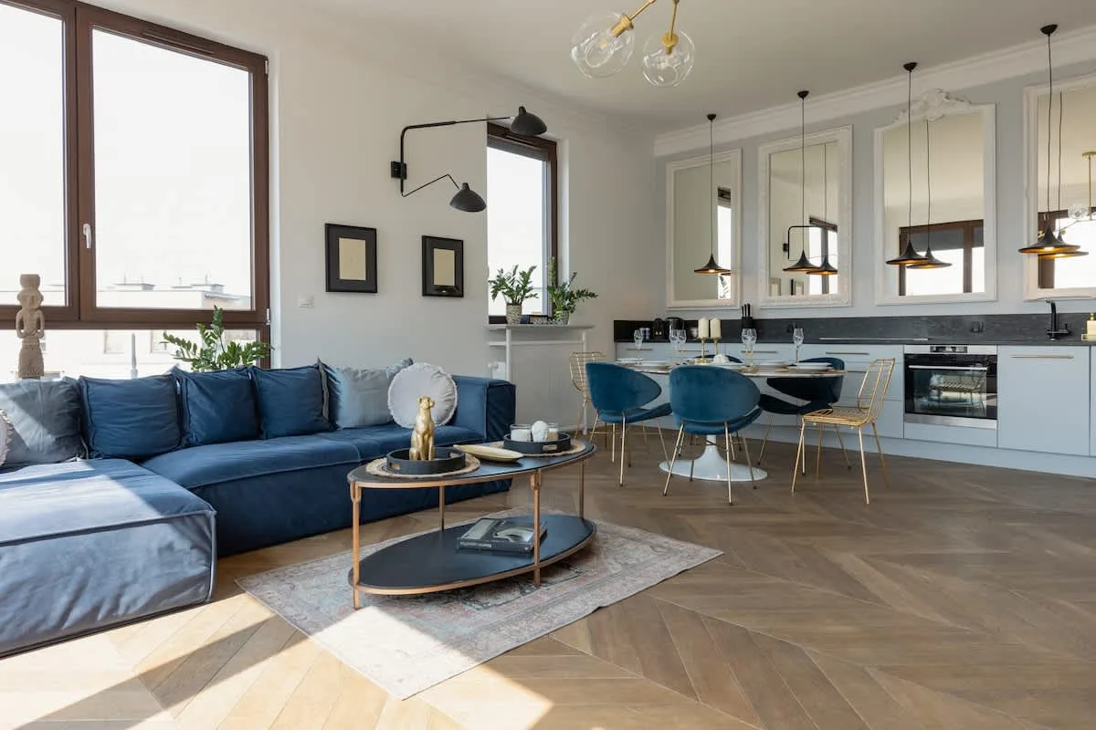 Living room with a sofa, TV, kitchenette and exit to the terrace.