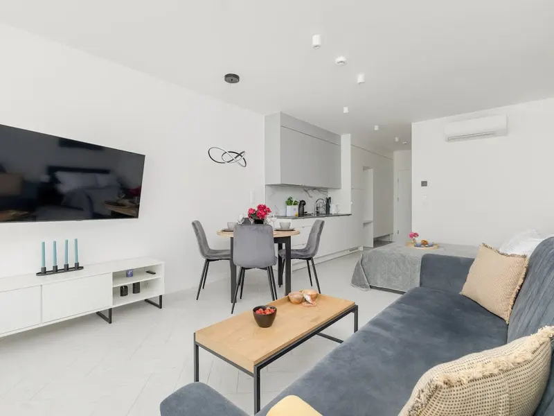 Stilvolles Studio mit Terrasse | Parkplatz, Pool, Nähe zum See – Foto 5