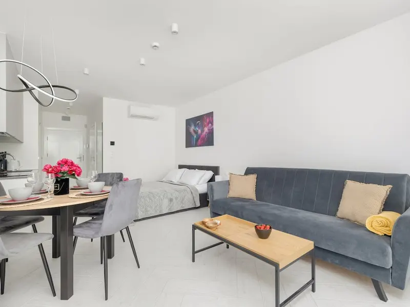 Stilvolles Studio mit Terrasse | Parkplatz, Pool, Nähe zum See – Foto 1