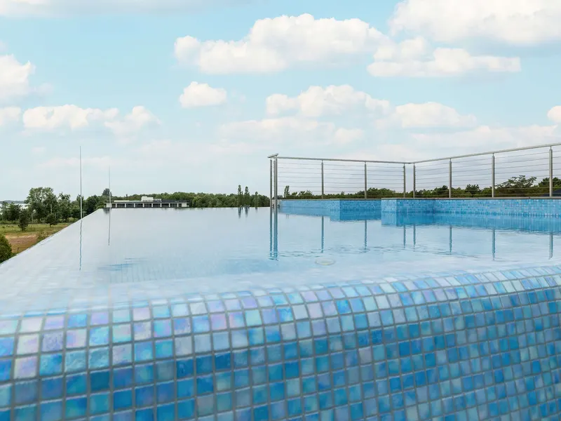 Stilvolles Studio mit Terrasse | Parkplatz, Pool, Nähe zum See – Foto 4