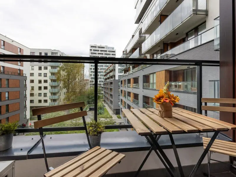 Elegante Wohnung in Wola | Klimaanlage und Balkon – Foto 3
