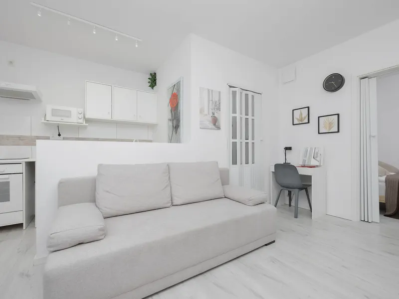 Funkcjonalny Apartament w Piasecznie | Parking i Taras – zdjęcie 1